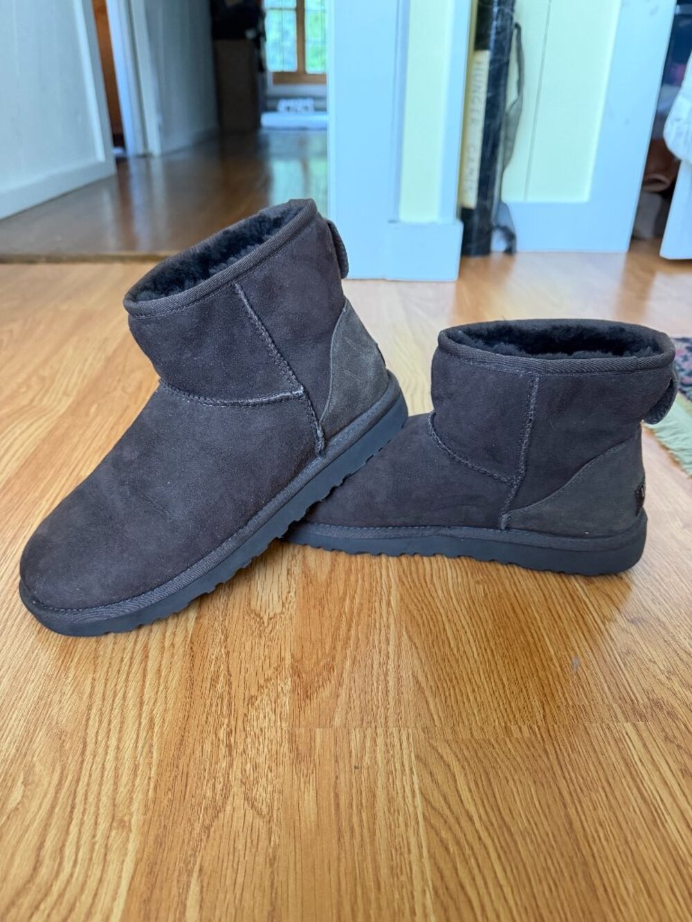 UGG Short Suede Shearling Boots in Chocolate Brown: Size 9